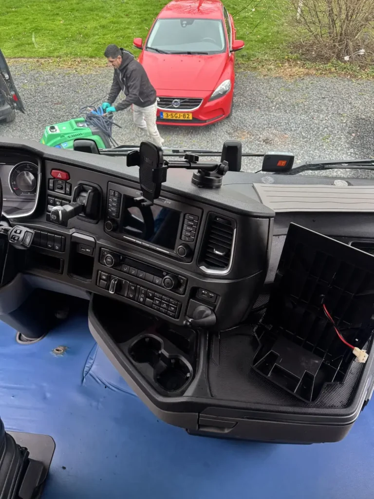Vrachtwagencabine schoonhouden: praktische tips voor onderweg